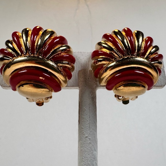 Vintage St. John gold tone red enamel shell clip on earrings - Picture 7 of 9